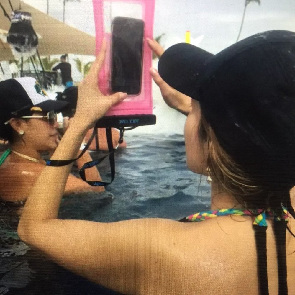 Aqua Case is a FLOATING 100% waterproof case, NWT